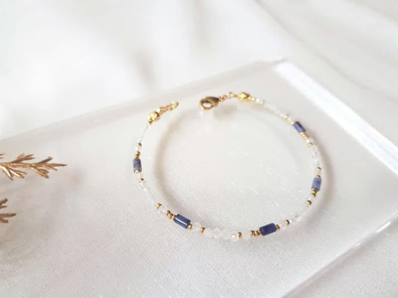 有你的天空 ‧ 月光石 藍點石 串珠 細手環 6月誕生石