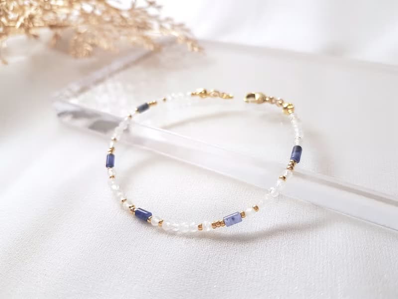 有你的天空 ‧ 月光石 藍點石 串珠 細手環 6月誕生石