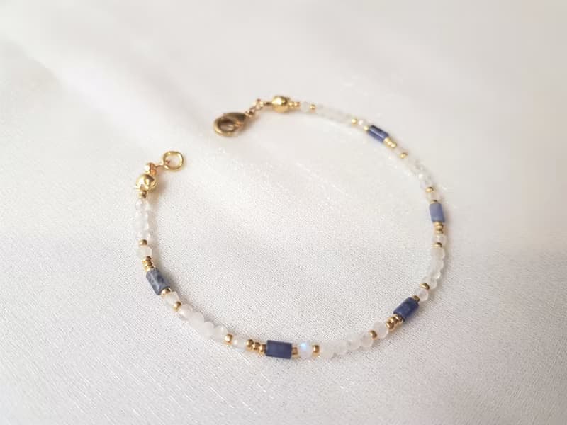 有你的天空 ‧ 月光石 藍點石 串珠 細手環 6月誕生石