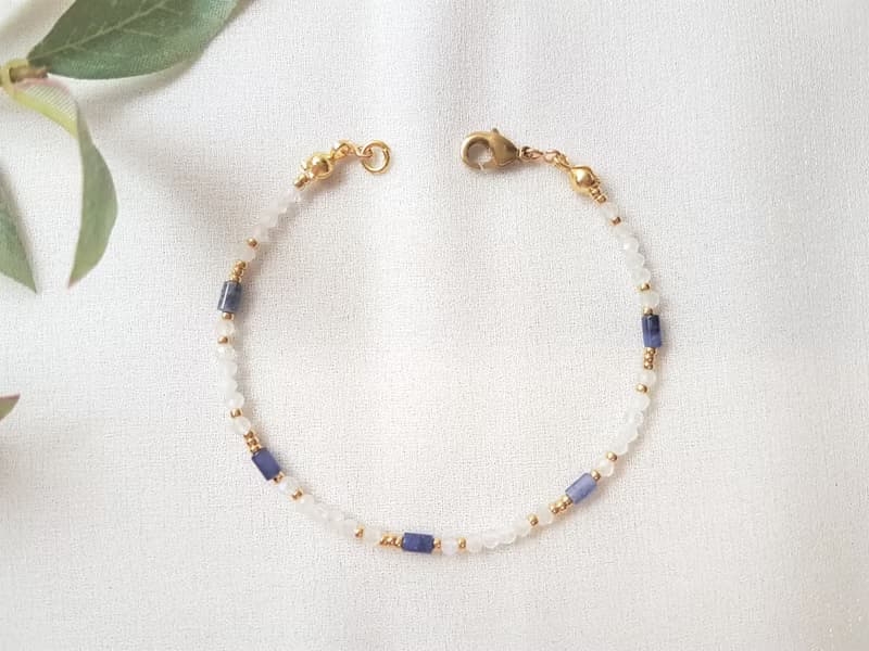 有你的天空 ‧ 月光石 藍點石 串珠 細手環 6月誕生石