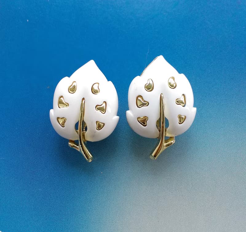 Vintage Jewelry 西洋古董飾品 SARAH COV White Velvet 夾式耳環
