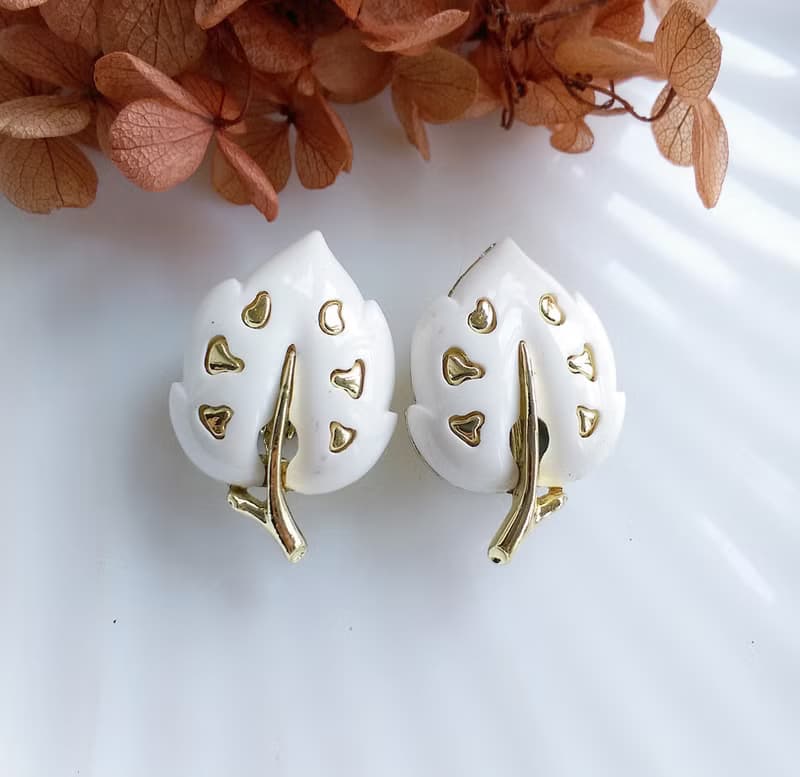 Vintage Jewelry 西洋古董飾品 SARAH COV White Velvet 夾式耳環