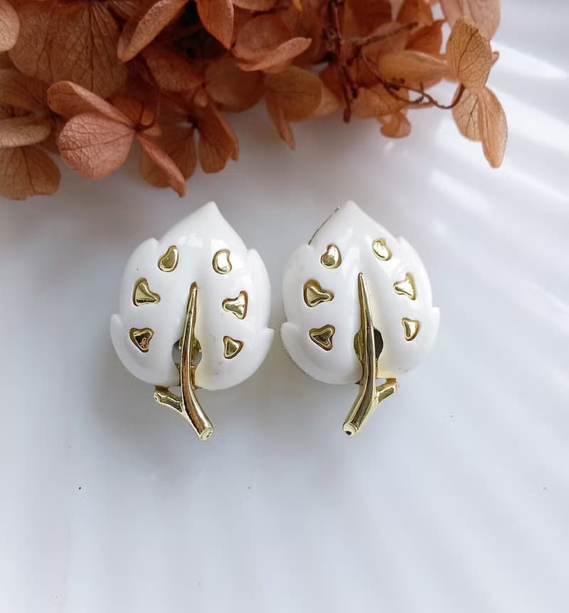 Vintage Jewelry 西洋古董飾品 SARAH COV White Velvet 夾式耳環