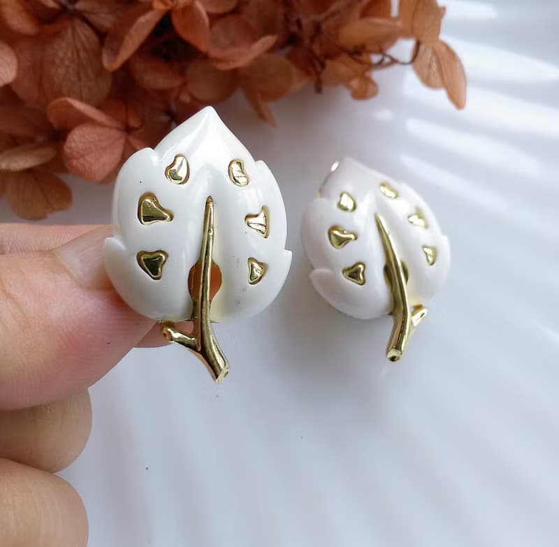 Vintage Jewelry 西洋古董飾品 SARAH COV White Velvet 夾式耳環