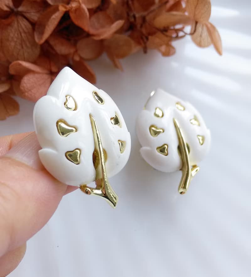 Vintage Jewelry 西洋古董飾品 SARAH COV White Velvet 夾式耳環