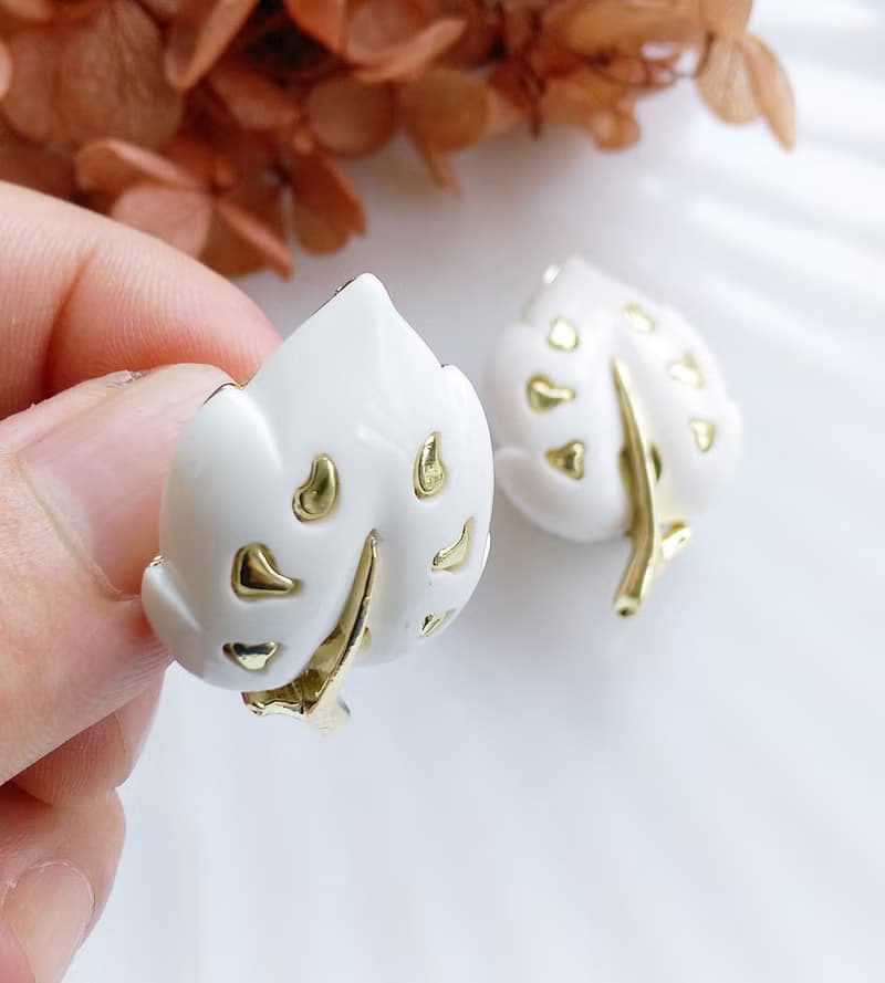 Vintage Jewelry 西洋古董飾品 SARAH COV White Velvet 夾式耳環