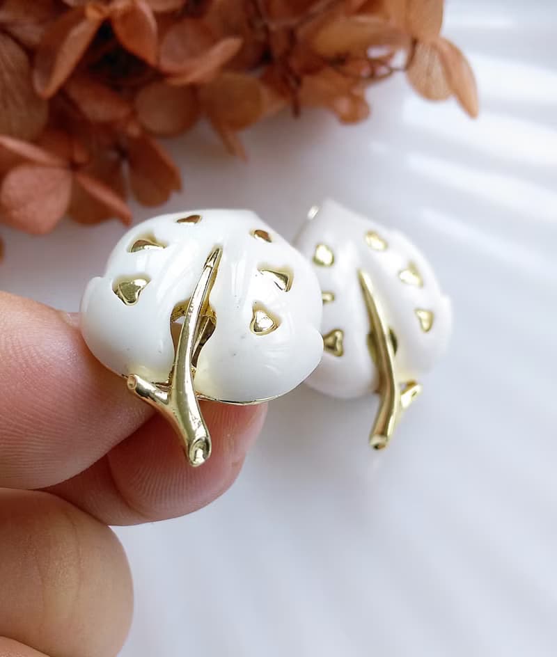 Vintage Jewelry 西洋古董飾品 SARAH COV White Velvet 夾式耳環