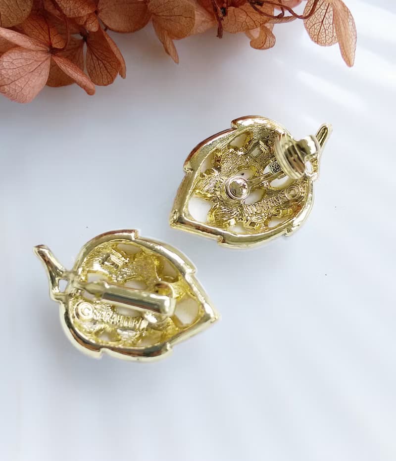 Vintage Jewelry 西洋古董飾品 SARAH COV White Velvet 夾式耳環