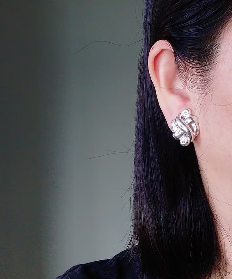 vintage jewelry  Monet 古典鍍銀禮結 夾式耳環