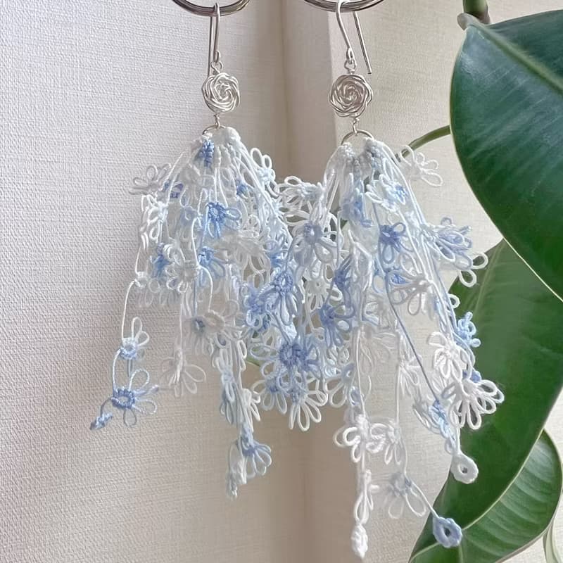 │Littlemoliu│手工梭編 粉藍(大)花海耳環 Double the Blossom
