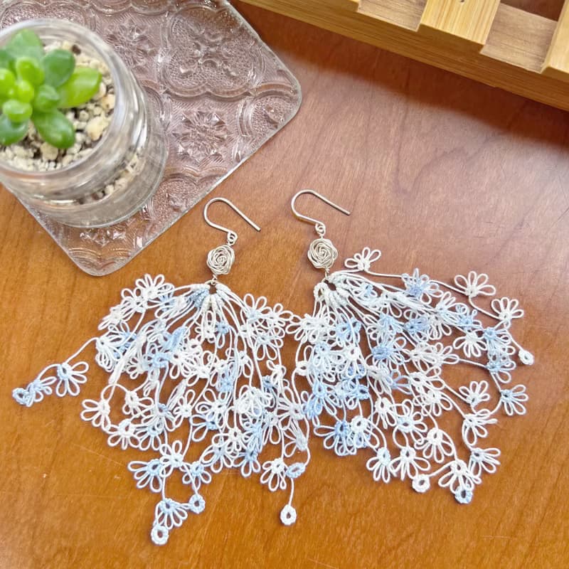│Littlemoliu│手工梭編 粉藍(大)花海耳環 Double the Blossom