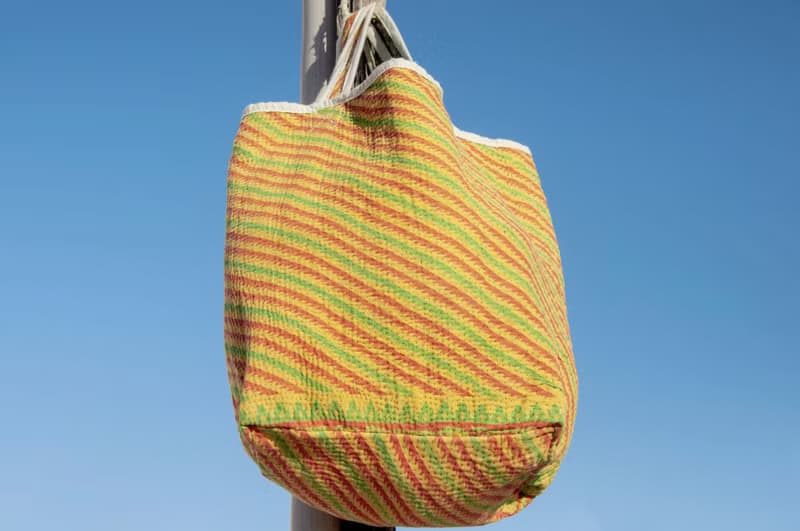 紗麗布手拿包 古布手提包 手工刺繡小物袋 手工縫紗麗布便當袋-彩