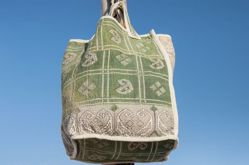 紗麗布手拿包 古布手提包 手工刺繡小物袋 手工縫紗麗布便當袋-彩