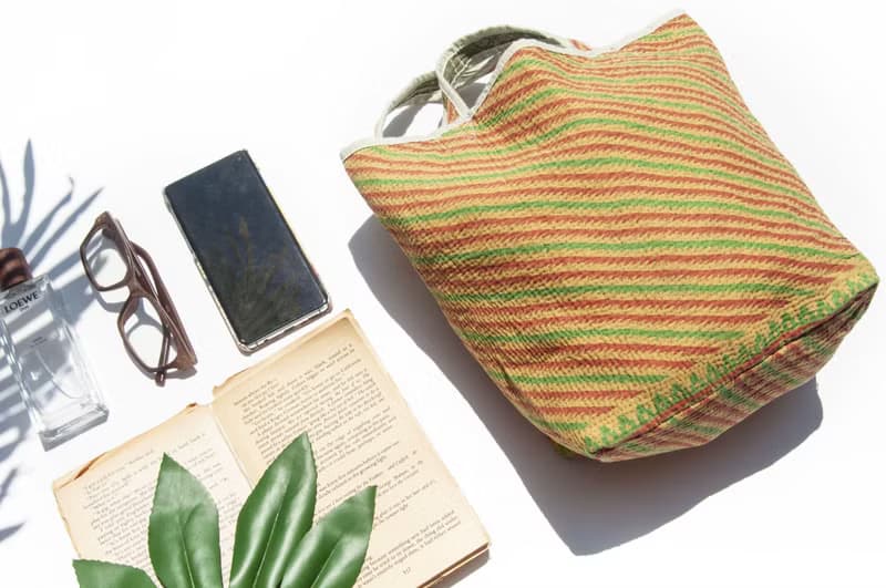 紗麗布手拿包 古布手提包 手工刺繡小物袋 手工縫紗麗布便當袋-彩