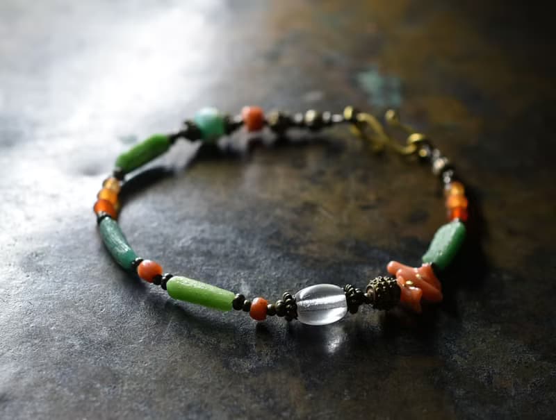 翡翠色ローマングラスとアンティークボヘミアビーズ、つぶつぶブラス、銀化ビーズ、コーラル、カーネリアンのブレス