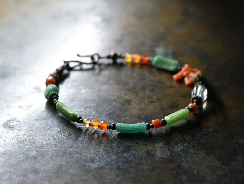 翡翠色ローマングラスとアンティークボヘミアビーズ、つぶつぶブラス、銀化ビーズ、コーラル、カーネリアンのブレス