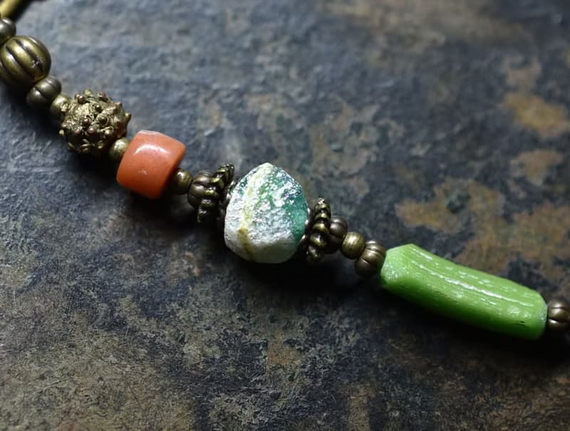 翡翠色ローマングラスとアンティークボヘミアビーズ、つぶつぶブラス、銀化ビーズ、コーラル、カーネリアンのブレス