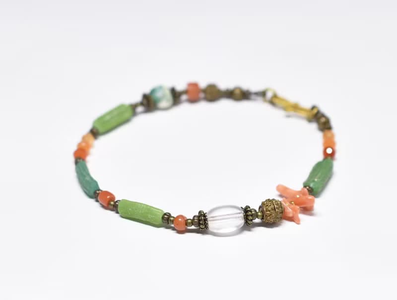 翡翠色ローマングラスとアンティークボヘミアビーズ、つぶつぶブラス、銀化ビーズ、コーラル、カーネリアンのブレス