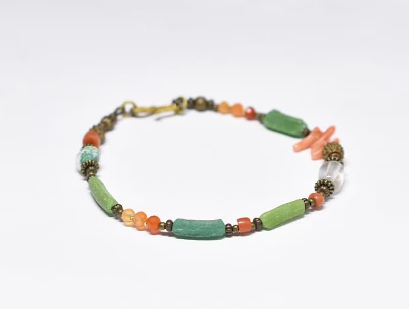 翡翠色ローマングラスとアンティークボヘミアビーズ、つぶつぶブラス、銀化ビーズ、コーラル、カーネリアンのブレス