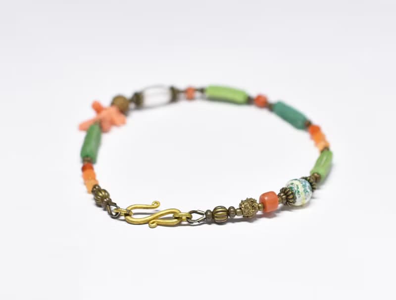 翡翠色ローマングラスとアンティークボヘミアビーズ、つぶつぶブラス、銀化ビーズ、コーラル、カーネリアンのブレス