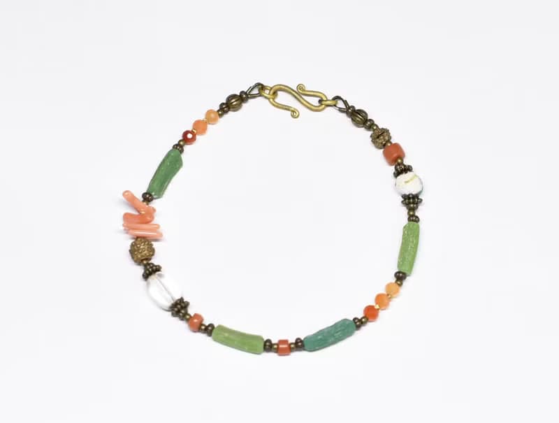 翡翠色ローマングラスとアンティークボヘミアビーズ、つぶつぶブラス、銀化ビーズ、コーラル、カーネリアンのブレス