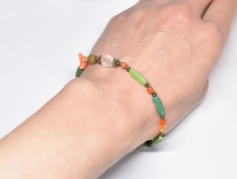 翡翠色ローマングラスとアンティークボヘミアビーズ、つぶつぶブラス、銀化ビーズ、コーラル、カーネリアンのブレス