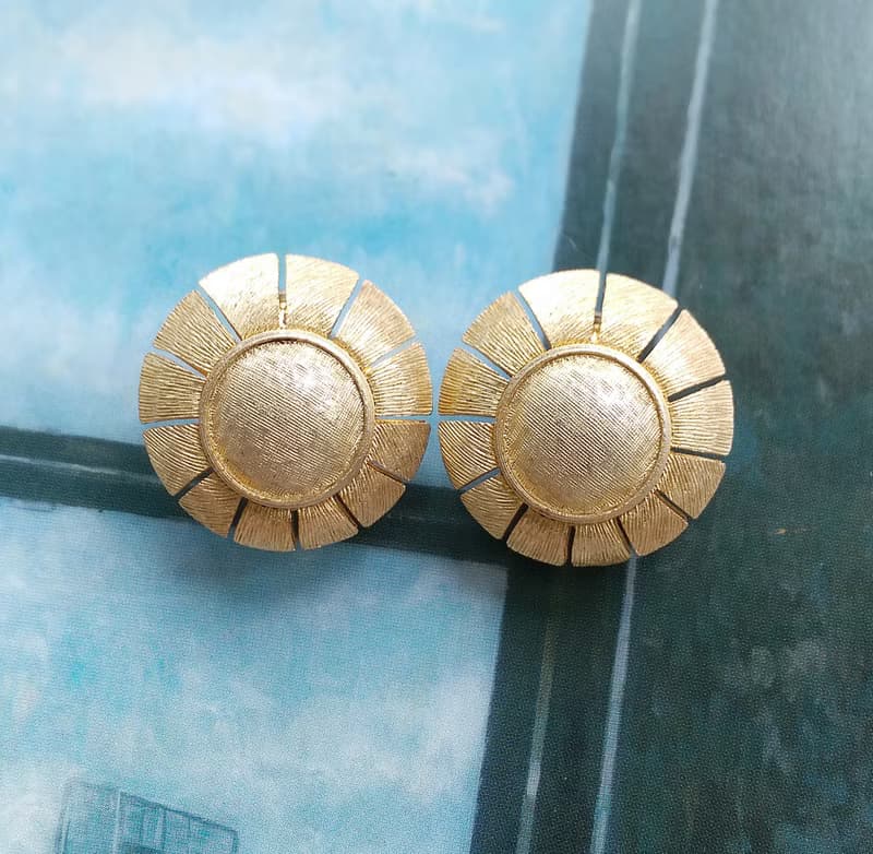 Vintage Jewelry 西洋古董飾品 霧面刷金花型 夾式耳環