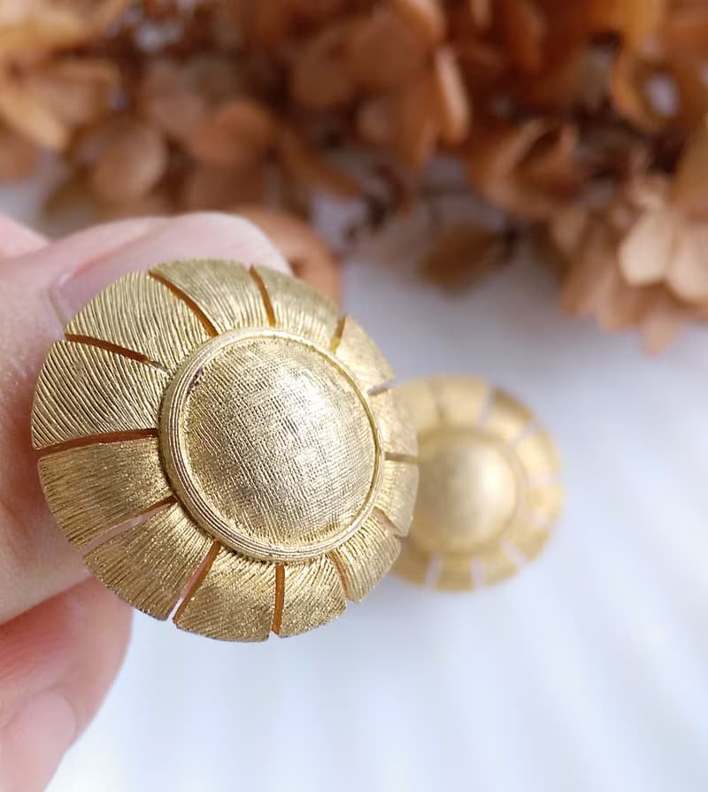 Vintage Jewelry 西洋古董飾品 霧面刷金花型 夾式耳環