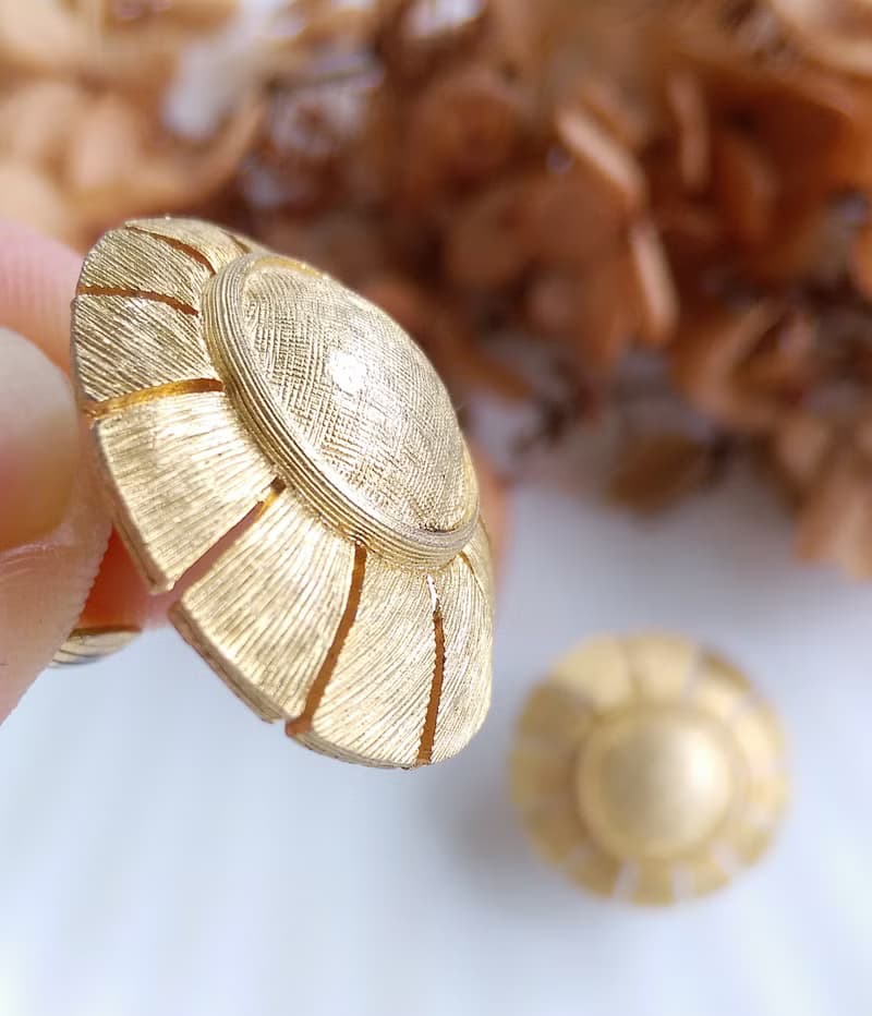 Vintage Jewelry 西洋古董飾品 霧面刷金花型 夾式耳環