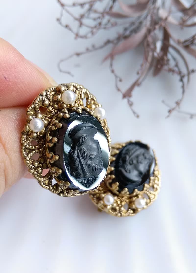 【西洋古董飾品 】西德製 花絲 黑玻璃CAMEO  典雅 夾式耳環