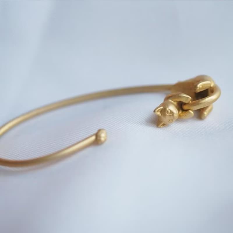 猫のイヤーカフ　マットゴールド