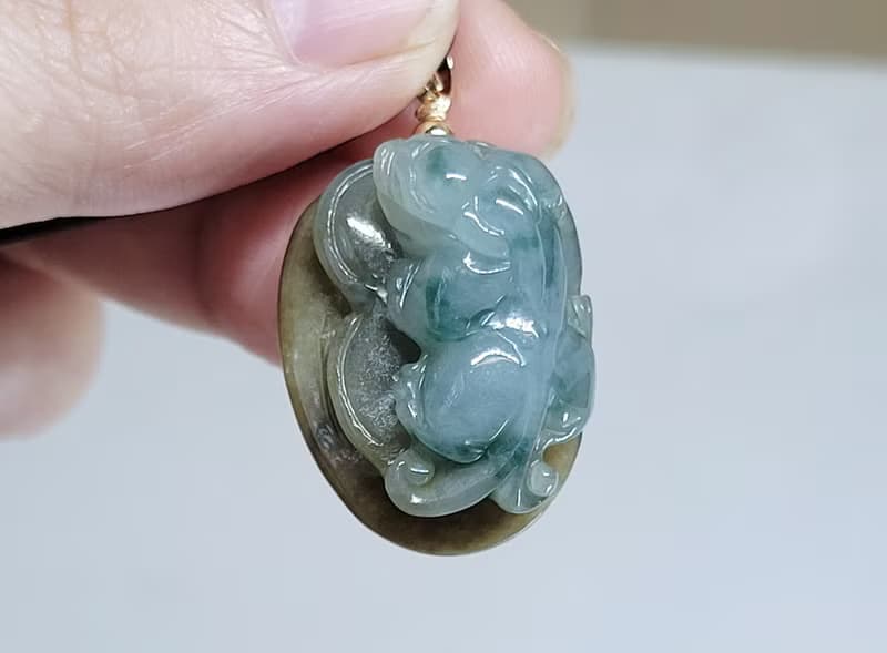 【親翠】天然翡翠 手工雕刻飄花貔貅卧錢堆原皮項鍊 畢業禮物