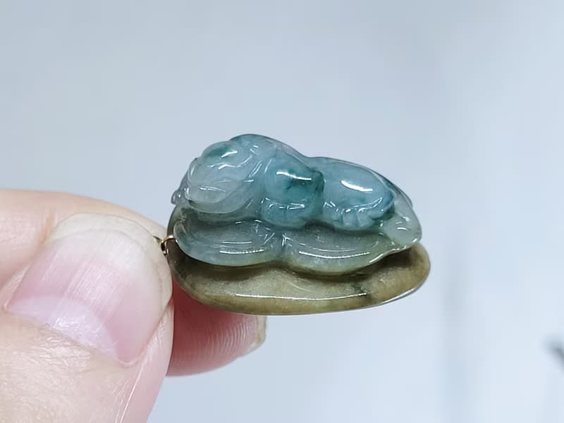 【親翠】天然翡翠 手工雕刻飄花貔貅卧錢堆原皮項鍊 畢業禮物