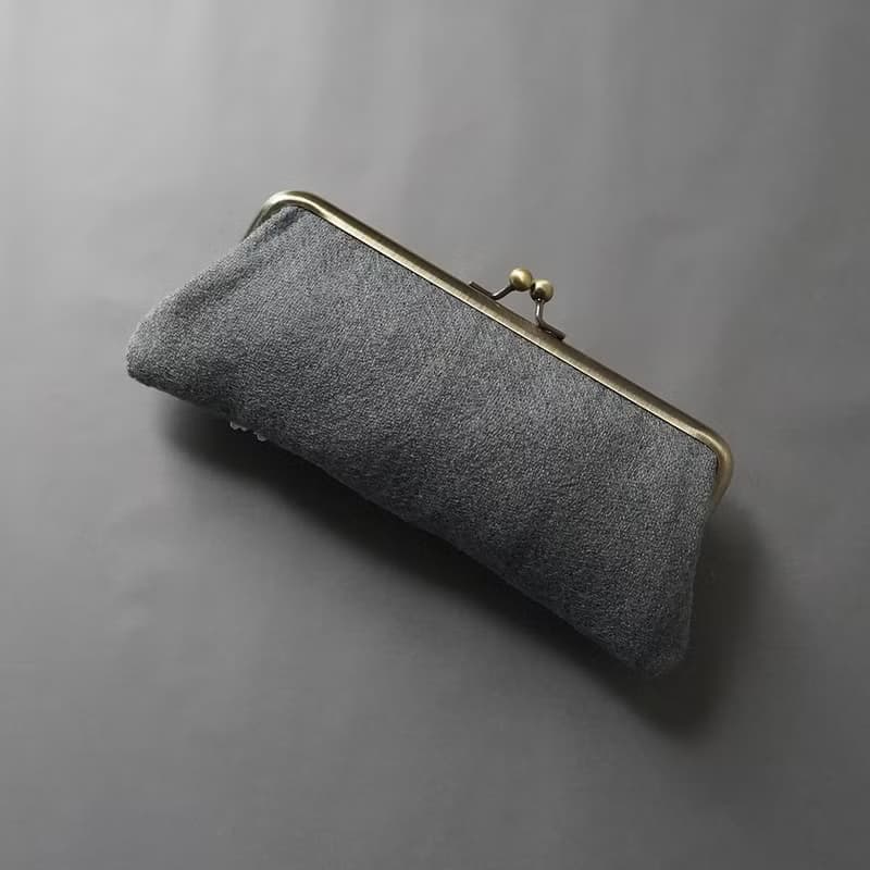 眼鏡ケースにも　ビーズ刺繍のペンケースがま口 19　ブルーグレー　一点もの　送料無料　クリスマス　母の日　ギフト