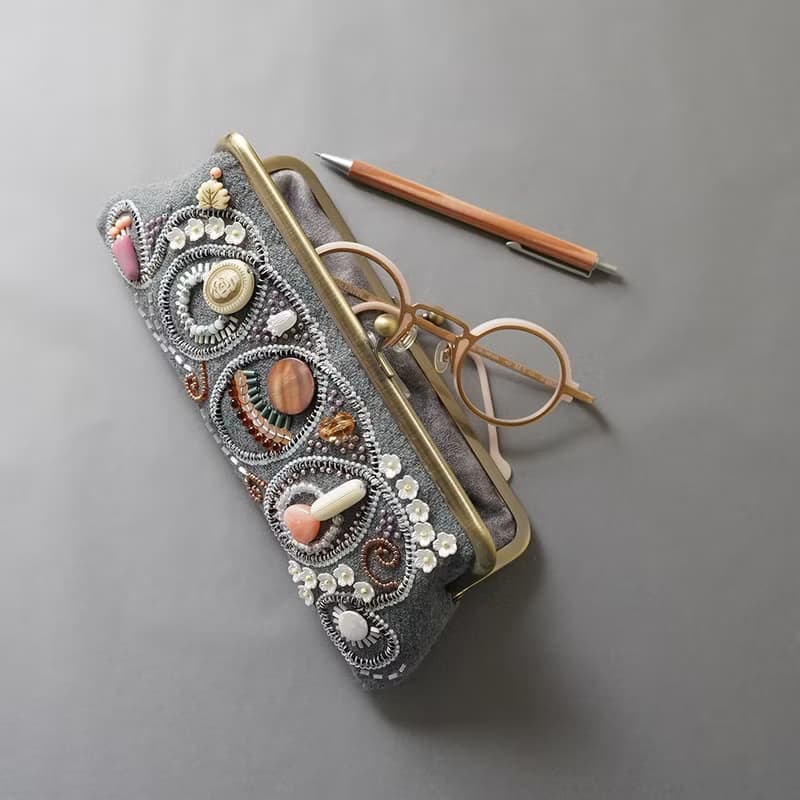 眼鏡ケースにも　ビーズ刺繍のペンケースがま口 19　ブルーグレー　一点もの　送料無料　クリスマス　母の日　ギフト