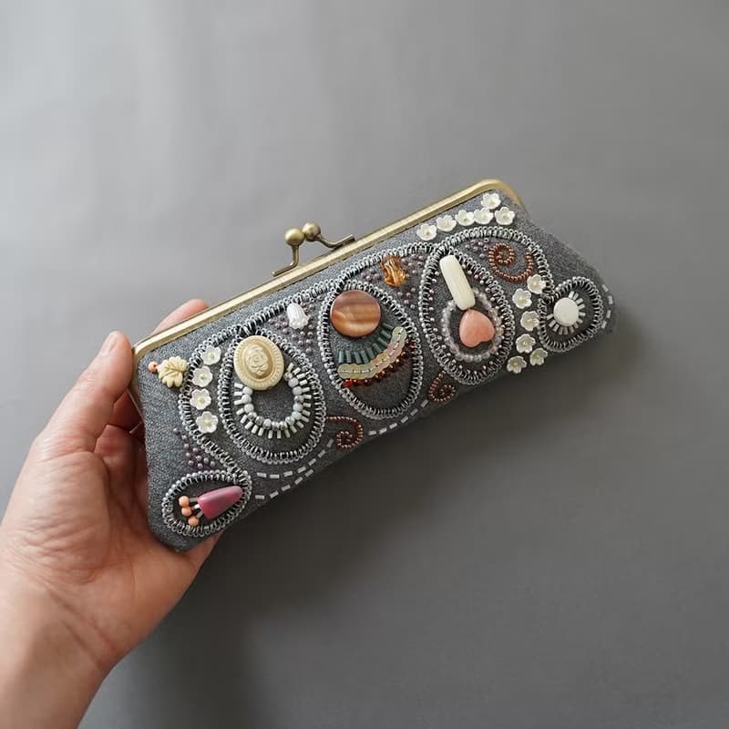 眼鏡ケースにも　ビーズ刺繍のペンケースがま口 19　ブルーグレー　一点もの　送料無料　クリスマス　母の日　ギフト