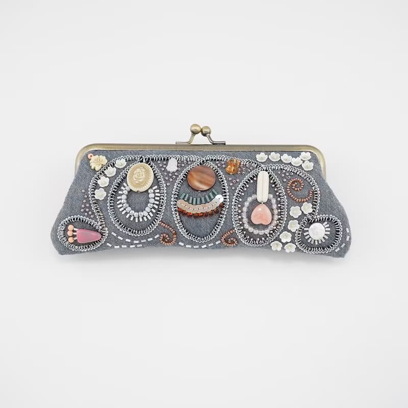 眼鏡ケースにも　ビーズ刺繍のペンケースがま口 19　ブルーグレー　一点もの　送料無料　クリスマス　母の日　ギフト