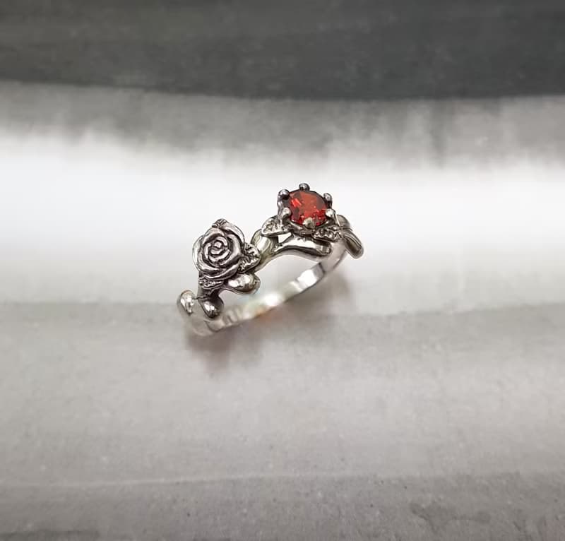 925純銀飾 個性精雕玫瑰造型晶鑽戒指窄版 鑽色可換 婚禮伴娘宴會