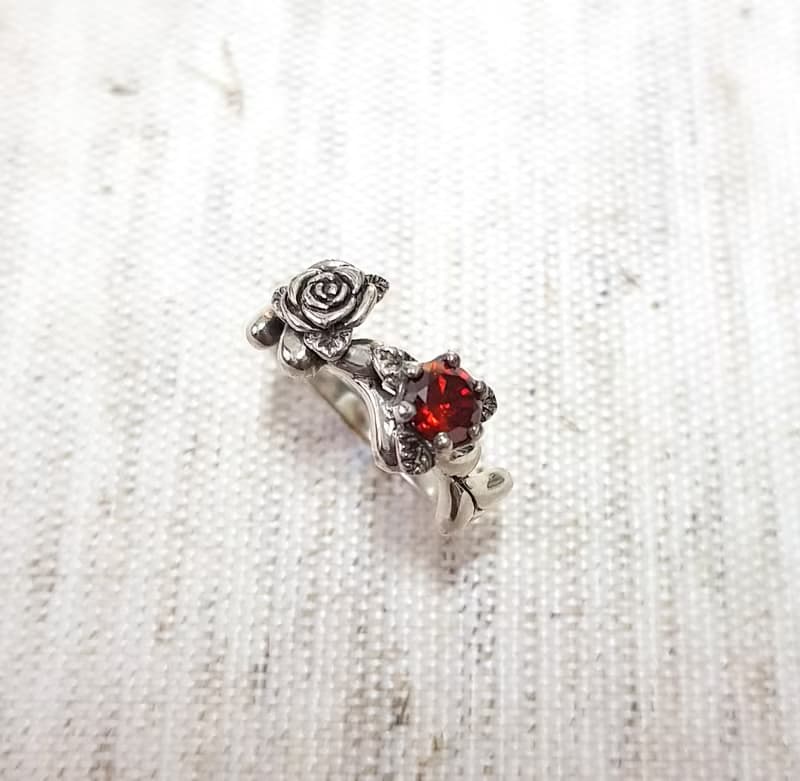 925純銀飾 個性精雕玫瑰造型晶鑽戒指窄版 鑽色可換 婚禮伴娘宴會