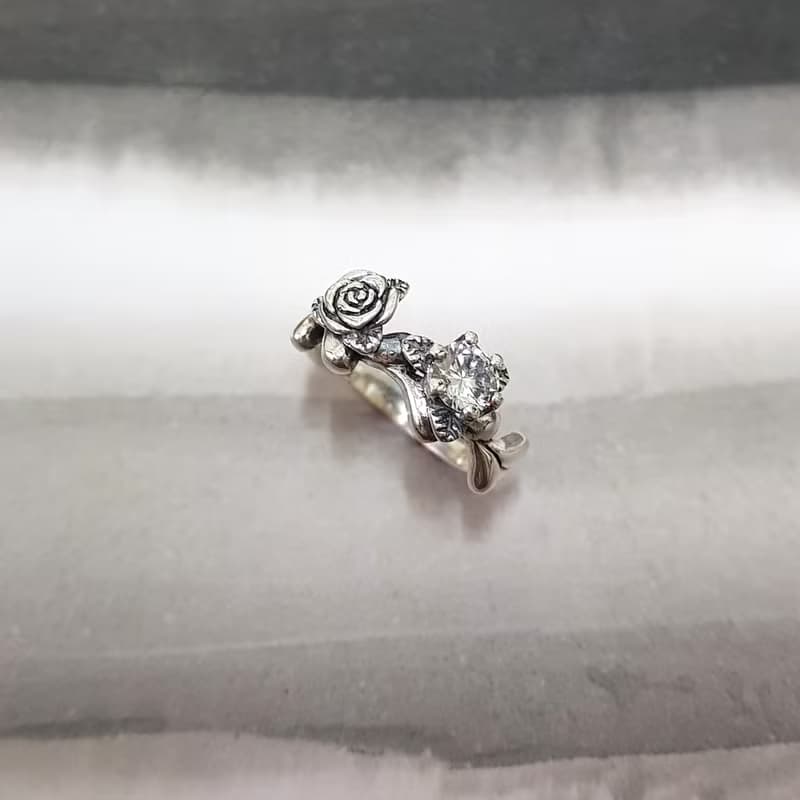 925純銀飾 個性精雕玫瑰造型晶鑽戒指窄版 鑽色可換 婚禮伴娘宴會