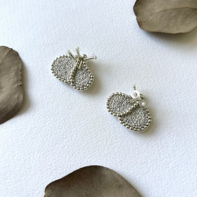 | 茷 | 耳針/耳夾 | Silver lining #209 | 手刺繡兩瓣耳環