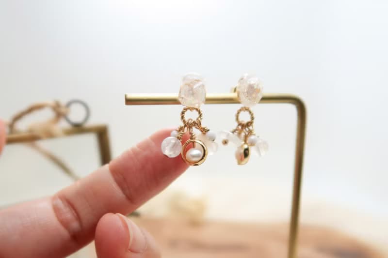 OUD原創.手工飾品.天然晶石—月亮石.白松石.珍珠.白貝兩用耳環