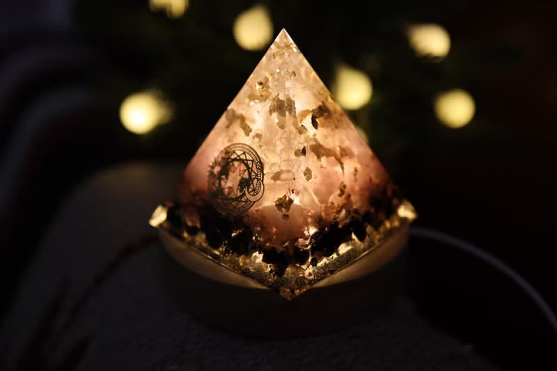 【特別訂製】9cm魔法陣奧剛大金字塔Orgonite白水晶蛋白石粉晶