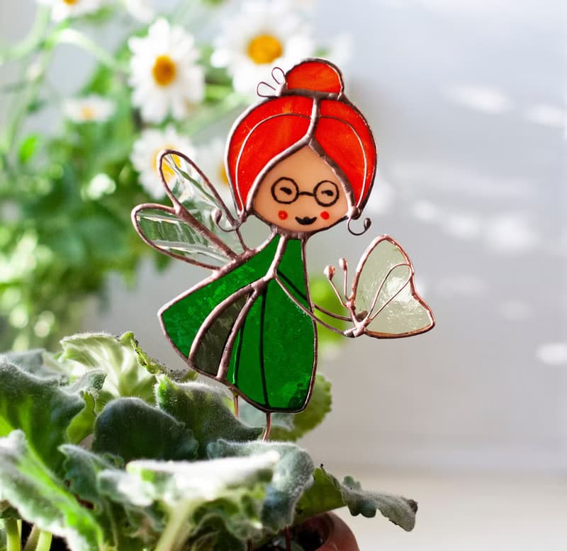 與小山的花仙子。花盆的彩色玻璃裝飾。