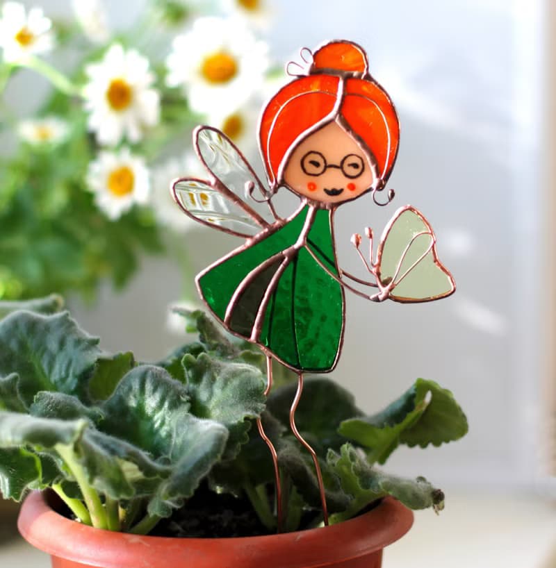 與小山的花仙子。花盆的彩色玻璃裝飾。