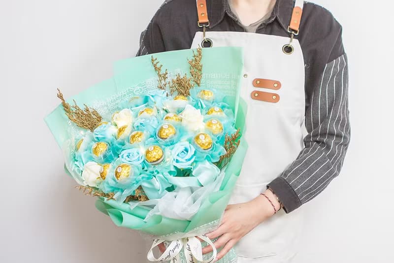 豪華版18顆金莎花棒+8朵香皂花花束 (附燈串 T色) 情人節 畢業