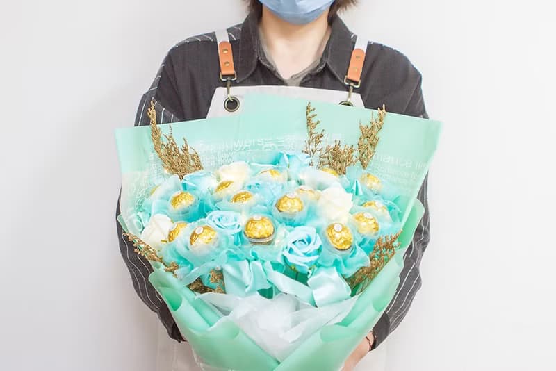 豪華版18顆金莎花棒+8朵香皂花花束 (附燈串 T色) 情人節 畢業