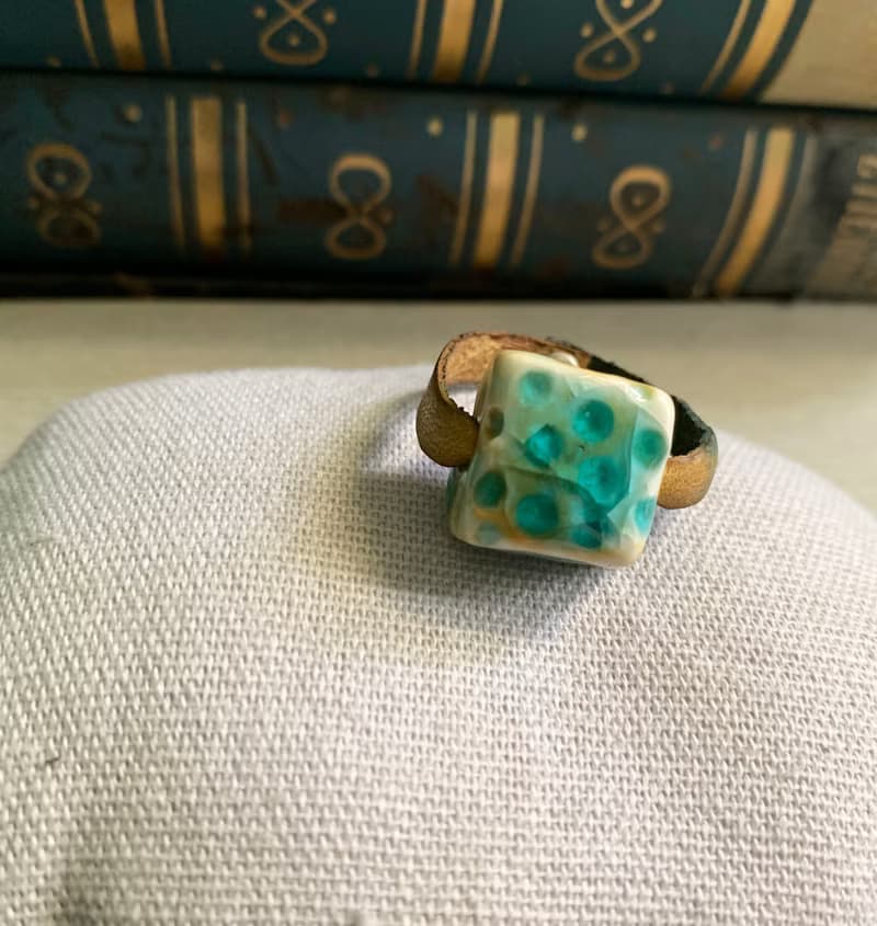 戒指 日本白瓷 自然釉色 無限看不膩色調 真皮革 藝術等級