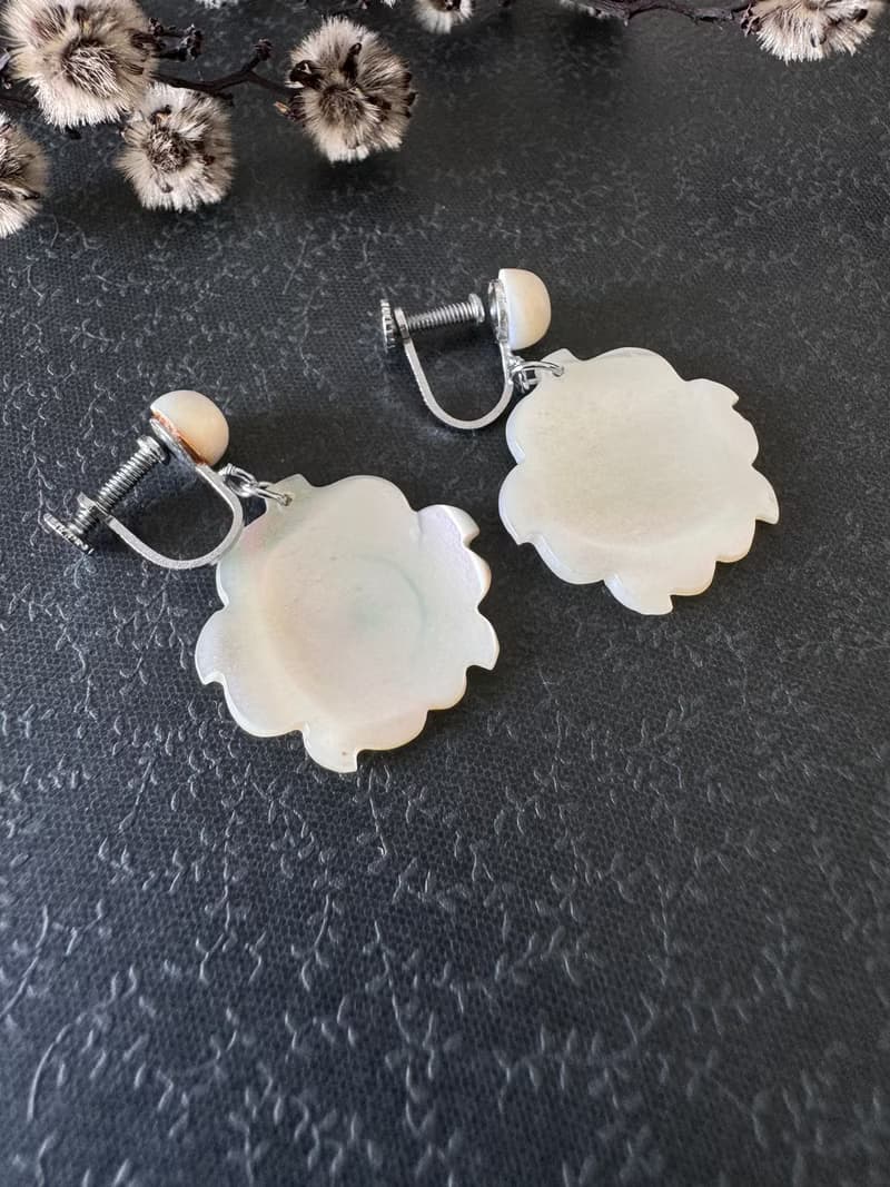 老又好古董珠寶 金色透光珠光花朵垂墜夾式耳環 C1072