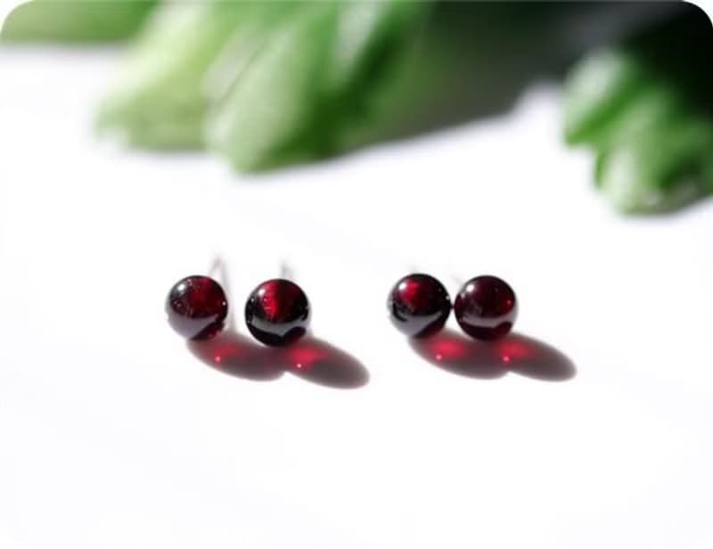 変わらぬ愛情と深い絆をもたらす石　ガーネットの赤いピアス　一粒スタッドピアス　1月誕生石　6mm 1ペア